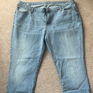 Mid-Rise Boyfriend Straight Jeans